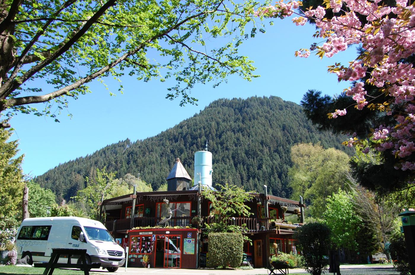 Creeksyde Holiday Park & Motels, nestled under Bob's Peak