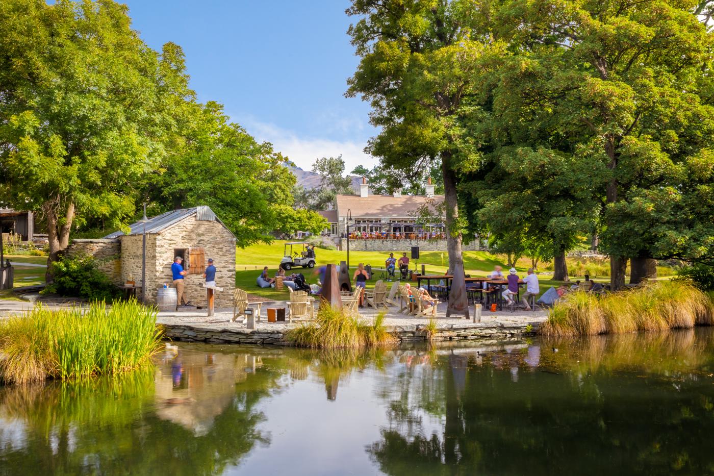 Live music and outdoor dining at Smithy's Smokehouse, Millbrook