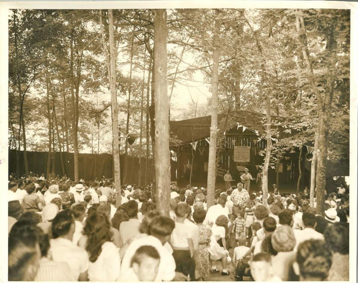 visitors watch as Roy Acuff does a musical performance