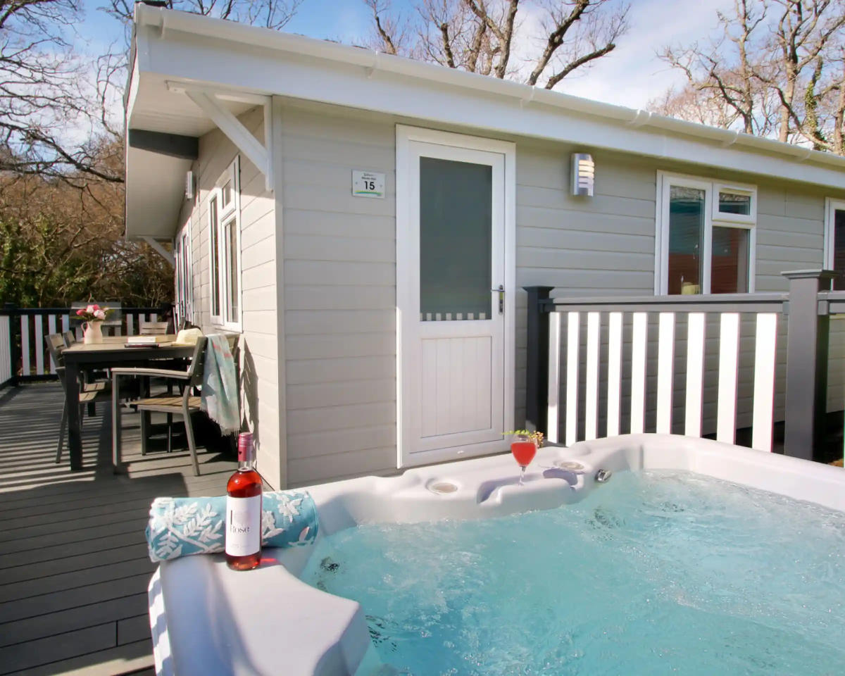 Shorefield Superior Lodge Hot Tub