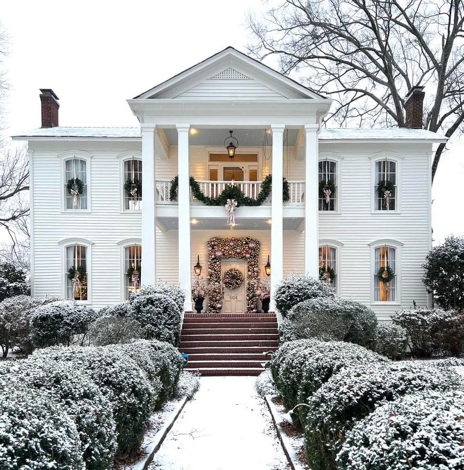 Decatur Christmas Tour of Homes home all decorated for Christmas.