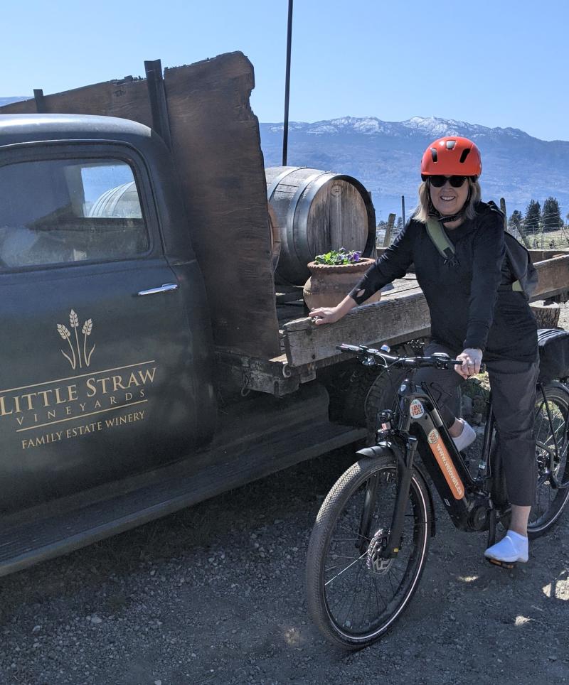 E-bike Tour, Stop at Little Straw Vineyard