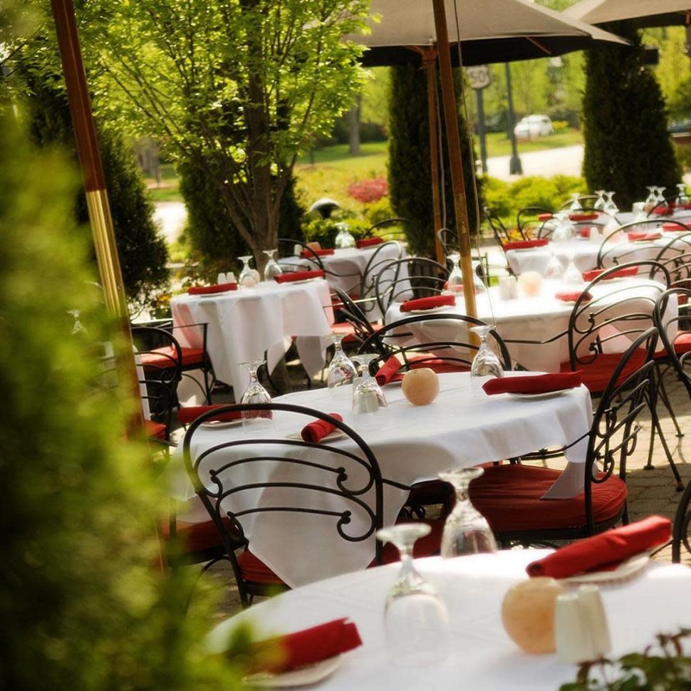 Outside patio at Quarter Bistro in Mariemont (photo: @mariemontquarterbistro)