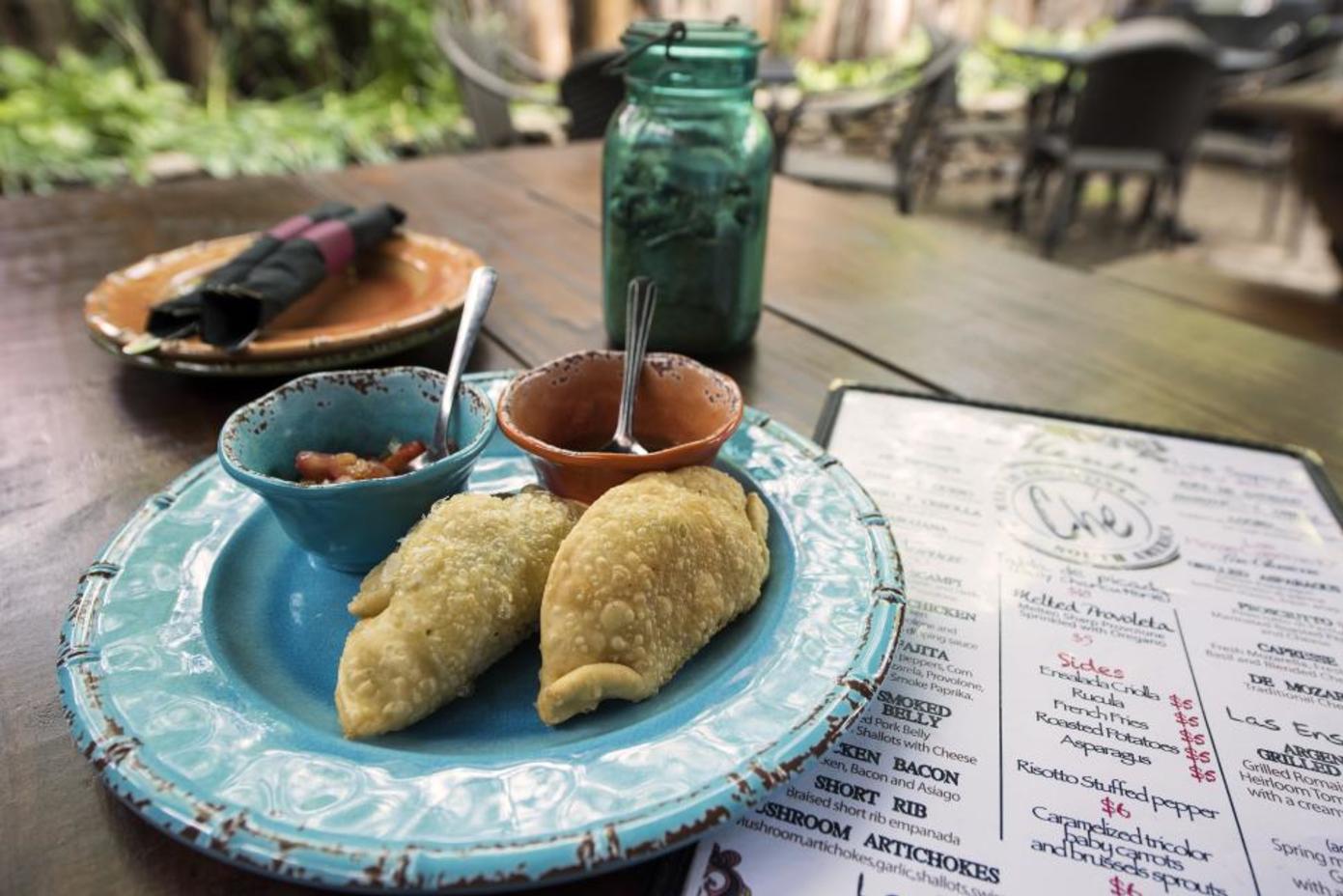 Empanadas at Che (photo: Wendy Pramik)