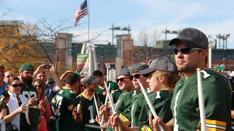 Hundreds of Packer fans attend Green Bay Packer Tailgate Tour