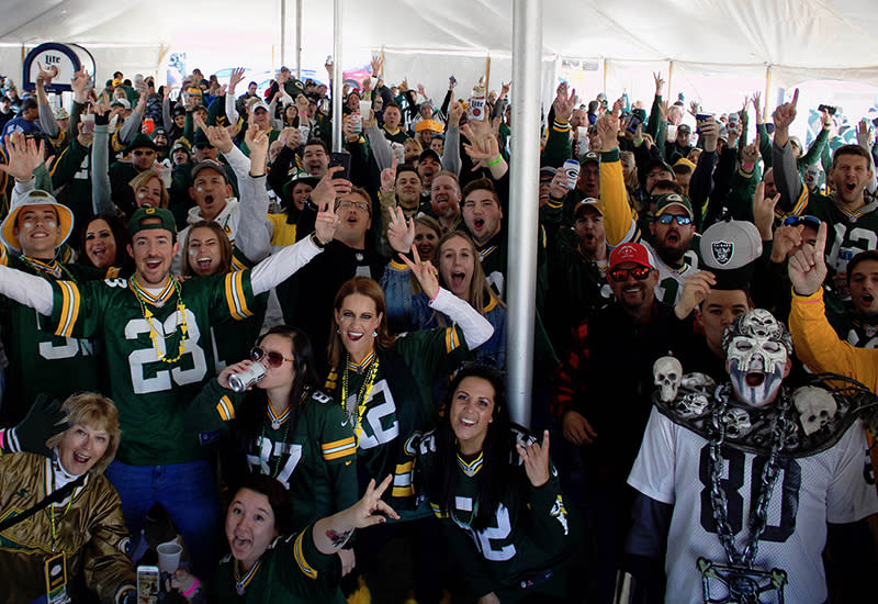 Hundreds of Packer fans attend Green Bay Packer Tailgate Tour