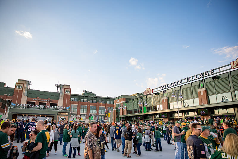 Lambeau Field tours among hundreds of closures Monday, Features