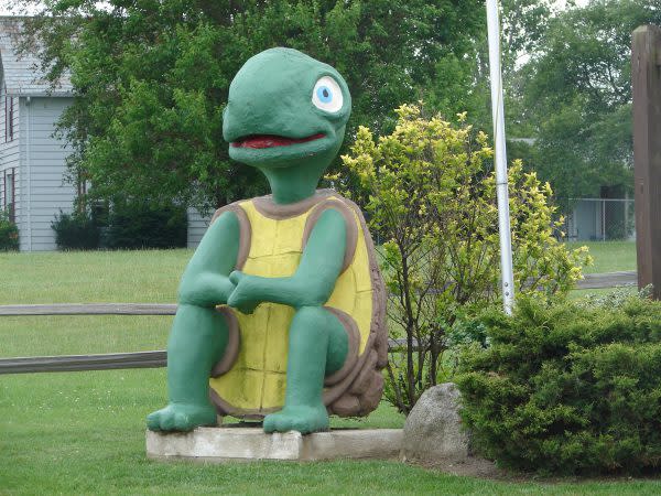 Monster Turtle of Fulk Lake, Roadside Attractions