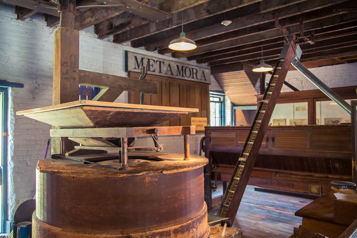 Operating grist and rolling mill.
