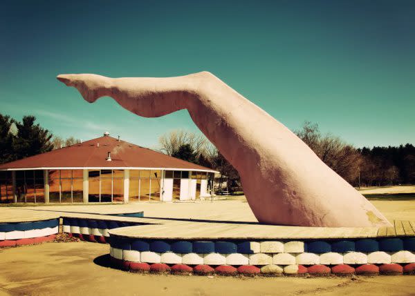 Giant Lady's Leg Sundial, Roadside Attractions