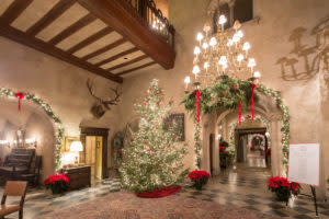 Coe Hall decorated for the holidays