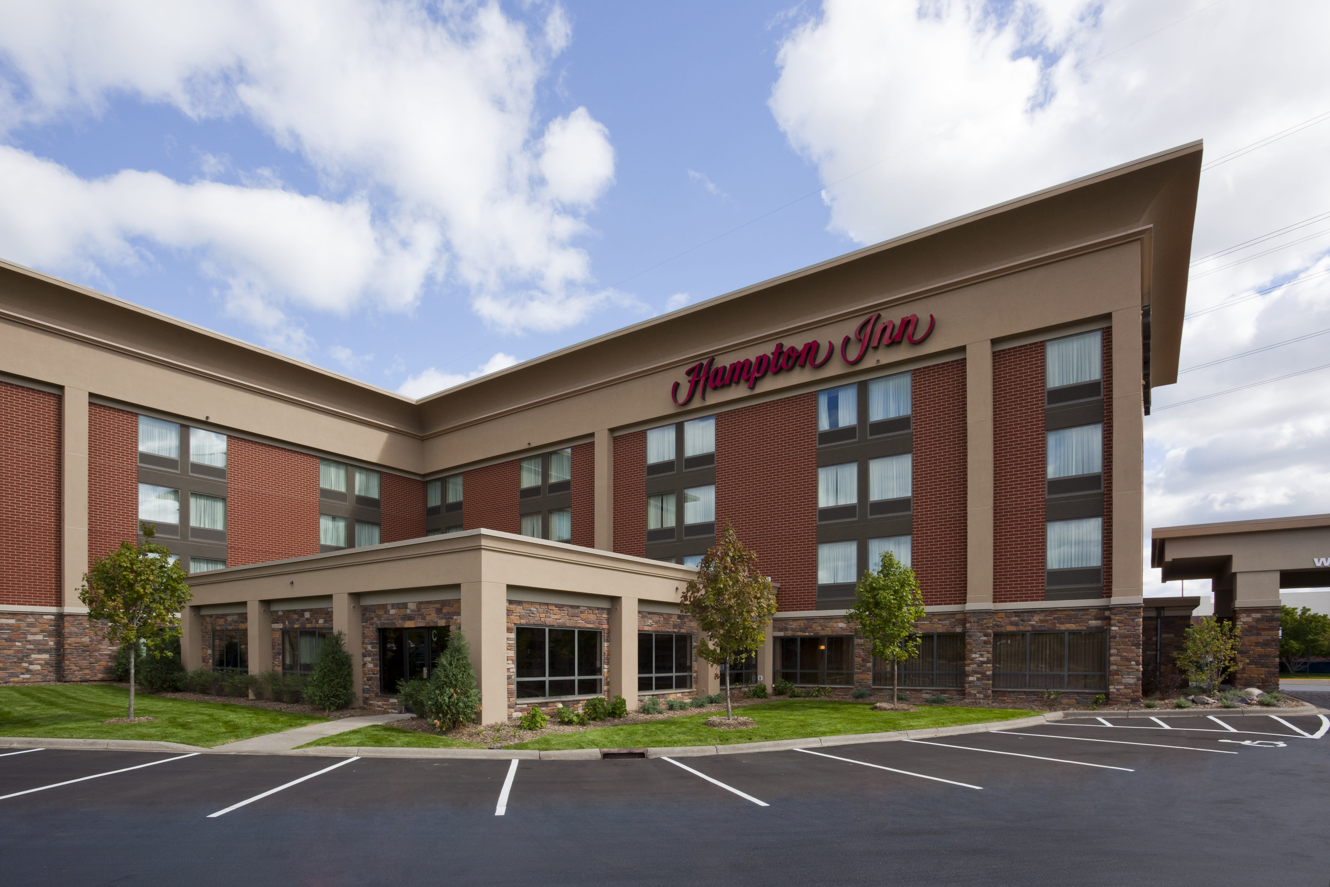 hampton_inn_maple_grove-exterior_day-2