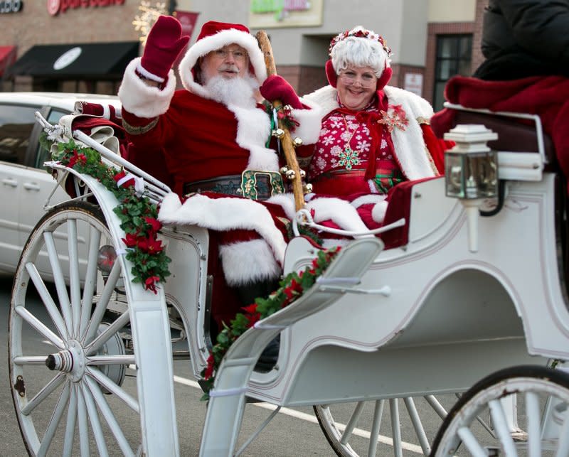 hometown_holiday_on_main_street_-_santa_and_mrs%2C_3-2__wysiwyg