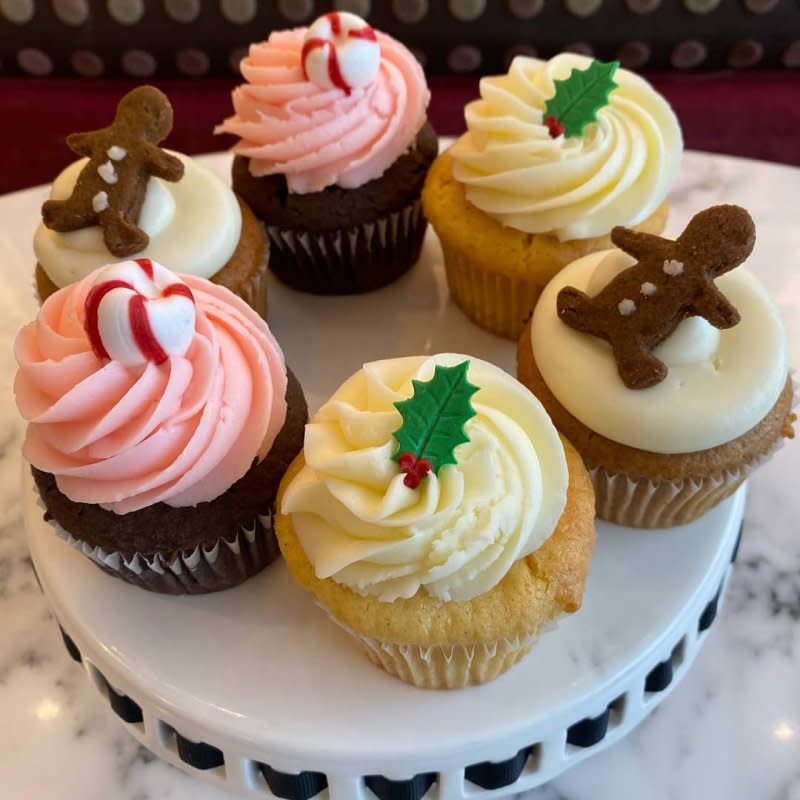 nadia_cakes_holiday_cupcakes__wysiwyg