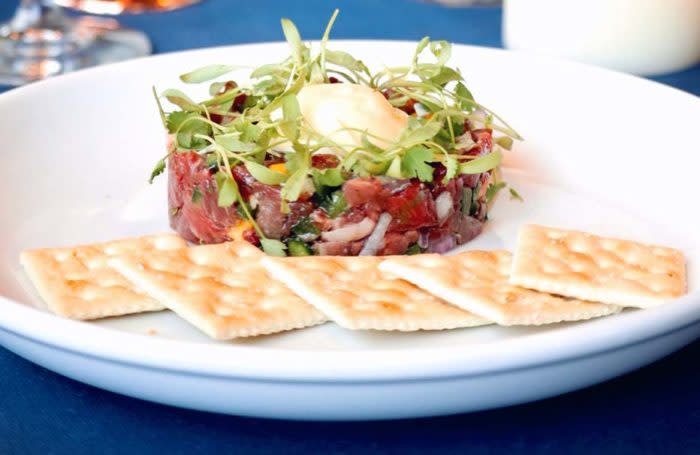 Tartar dish with crackers