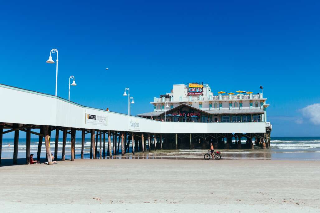 Muitos pescadores vão para a extremidade leste do Daytona Beach Pier, onde não é necessária licença para pescar.