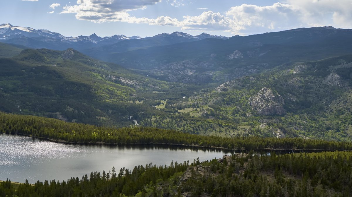 Fremont Lake with mountains in the background.