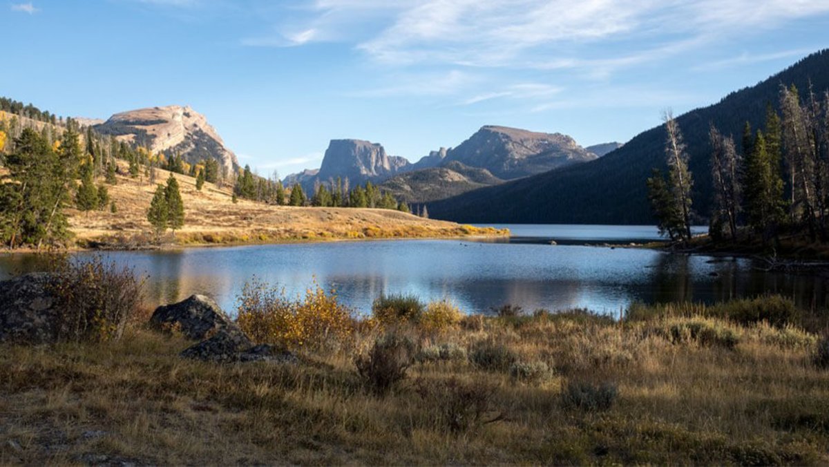Luscious greenery with mountains at Green River Lakes, a getaway destination in Wyoming.  