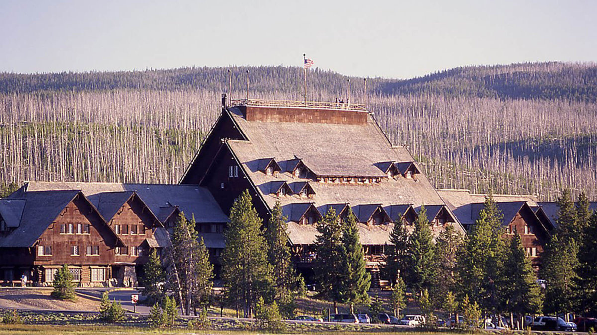 Old Faithful Inn exterior;.Jim Peaco;.July 2003