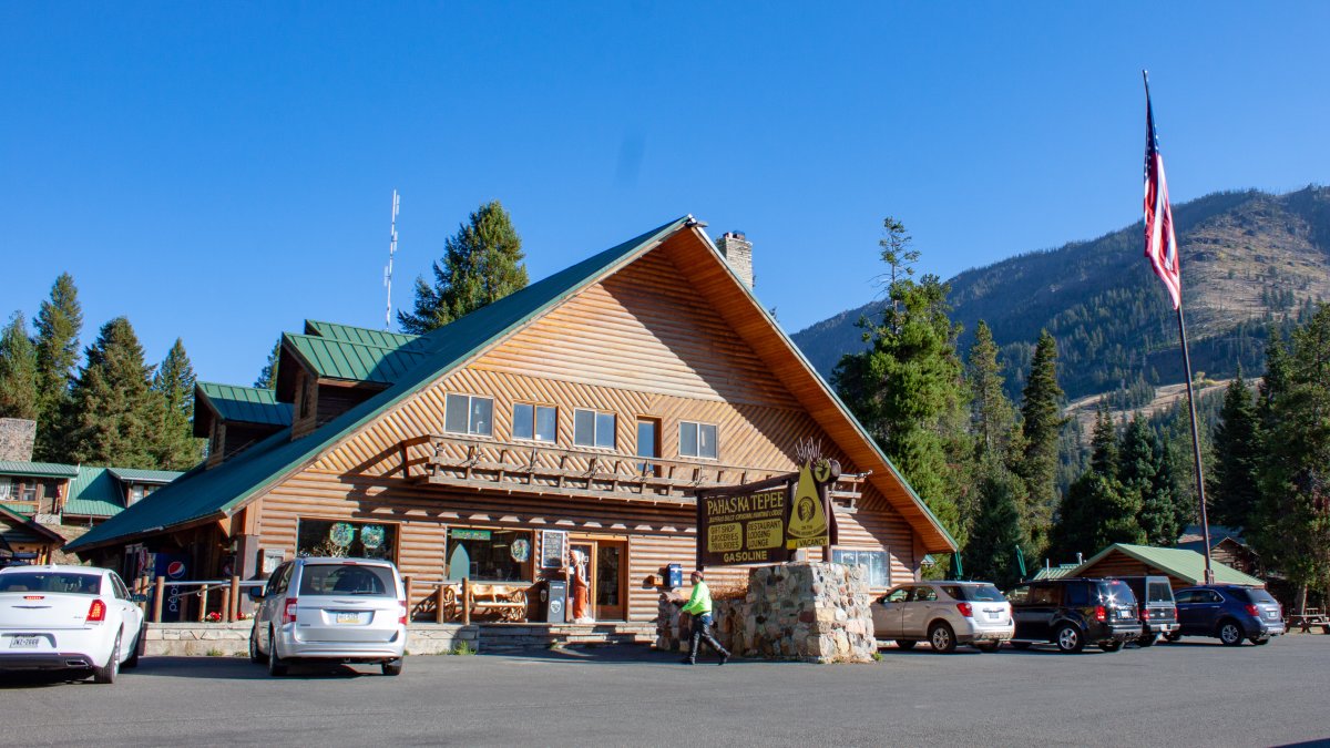 Pahaska Tepee Resort