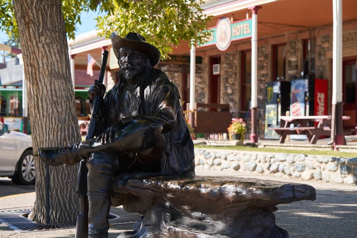 Buffalo Bill Bench sculpture in front of the Irma Hotel.