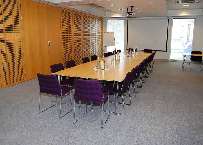 The air-conditioned Seminar Room can be set up in any style and leads straight off the main Foyer. The room has plenty of natural daylight and overlooks the decking area. A fixed HD data projector, screen and ceiling speakers come included with this room.