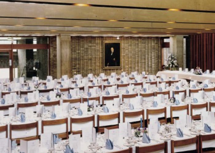 The largest dining hall in Cambridge, this voluminous flexible space is a blank canvas which can be used for traditional college dining, themed events with sets and staging or dining with dancing for up to 266 guests.