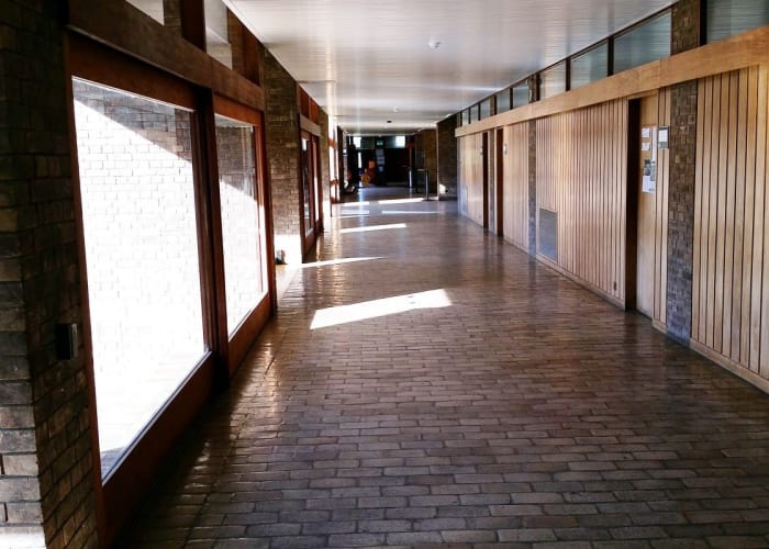 This spacious walkway leads from the Porters' Lodge to the heart of the College into the Buttery. In the summer the wall of windows can be opened to enable guests to spill out onto the lawns and garden seating . This space is perfectly suited for combining delegate registration, informal receptions, exhibitions and poster displays.