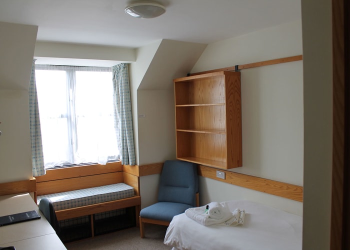 Study bedroom with complimentary tolietry pack and towels provided.