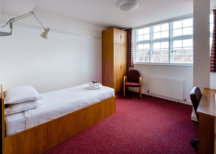 A single bedroom with plenty of natural daylight from a large window. A great option for conference bedrooms.