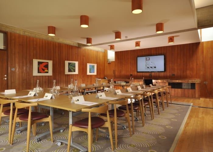 Located adjacent to the main College buildings, this wood panelled space is ideal as a syndicate or breakout room in conjunction with a larger conference. It is also used as an informal dining room.