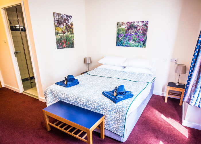 A light and airy double en-suite bedroom located in Wolfson College.
