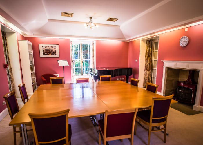 A light and traditional room opening onto gardens suitable for drinks receptions and small meetings.