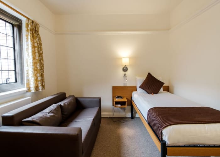 A single bedroom with sofa. Ideal accommodation for delegates in Cambridge.