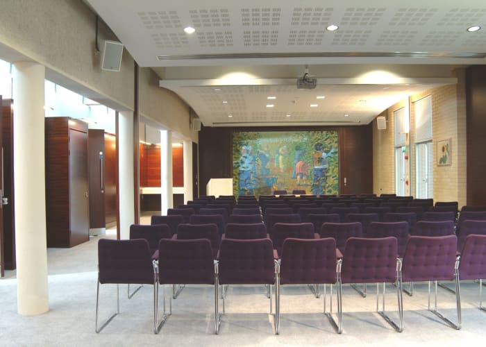 The air-conditioned Vivien Stewart Room has plenty of natural daylight and overlooks the College gardens. The room comfortably seats up to 100 delegates theatre style. The VSR comes complete with user-friendly audio-visual equipment, including a fixed data projector and lapel and roving microphones.