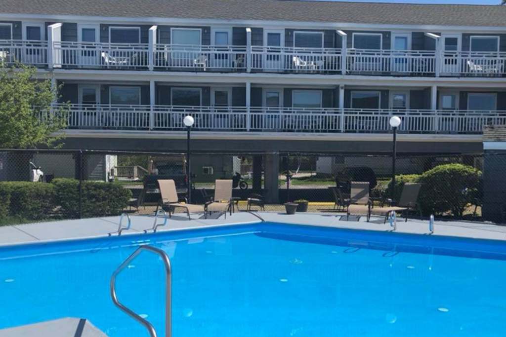 Pool and Hotel. Photo Credit: Grand Beach Inn