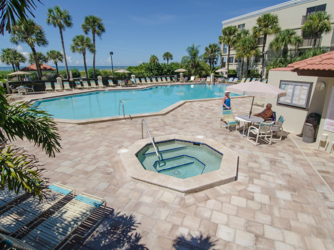 Lands End in Treasure Island - Heated pool and jacuzzi to enjoy the Florida sunshine