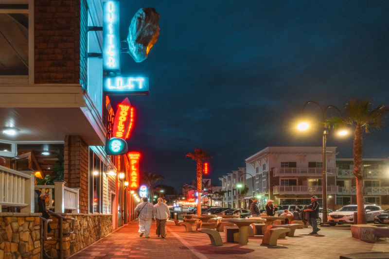 oyster loft sign and wooly's on pismo beach pier