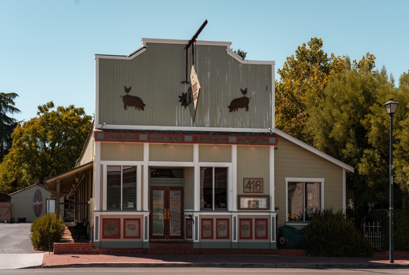 Image of the front of McPhee's Grill restaurant in Templeton CA.