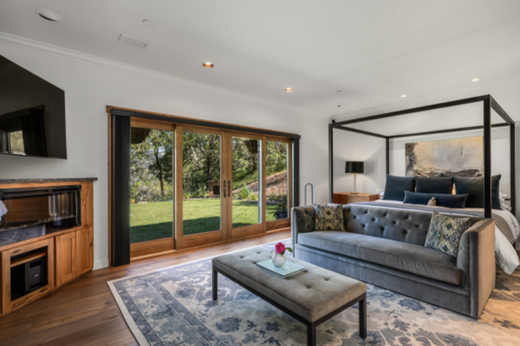 The Estate Villa - Master Bedroom