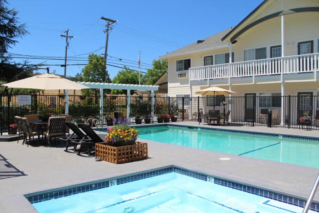 Pool & Hot Tub