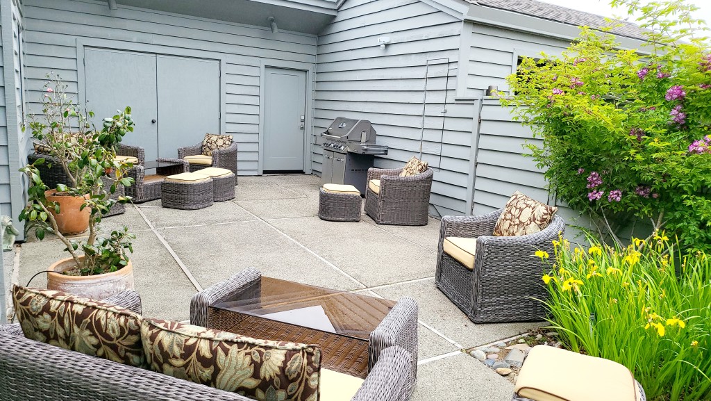 The front courtyard has ample room to entertain and grill out on the premium Napoleon Prestige BBQ.