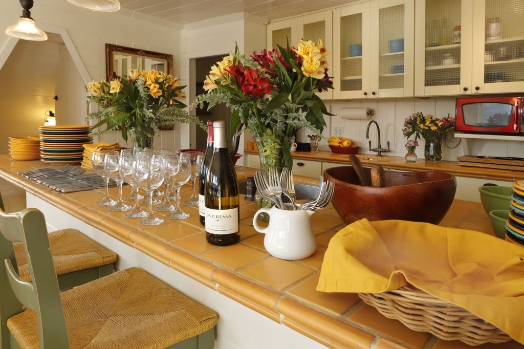 Full kitchen with room for everyone!