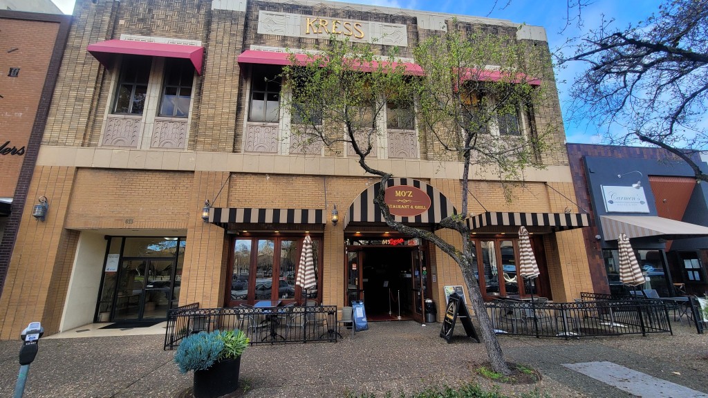 Exterior of Mo'z