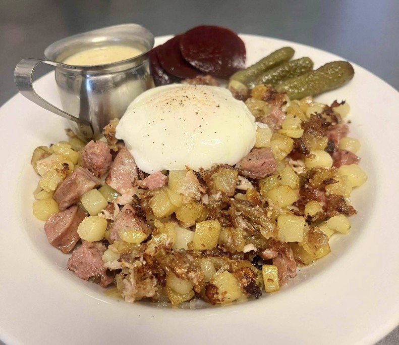 Hash in pan - Buttery potatoes, chicken sausage, turkey, pancetta, soft egg, with beets, cornichons and 
creamy gravy on the side Go veggie with tofu, peppers, mushroom, onion. Sub egg for avocado