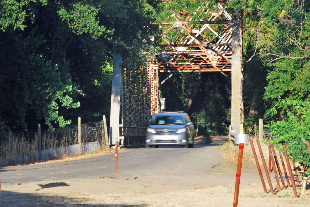 Howling Wine Tours - Lambert Bridge