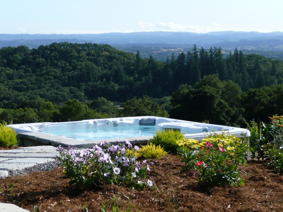 Calluna Vineyards Guest House - Hot tub that has amazing views of wine country.