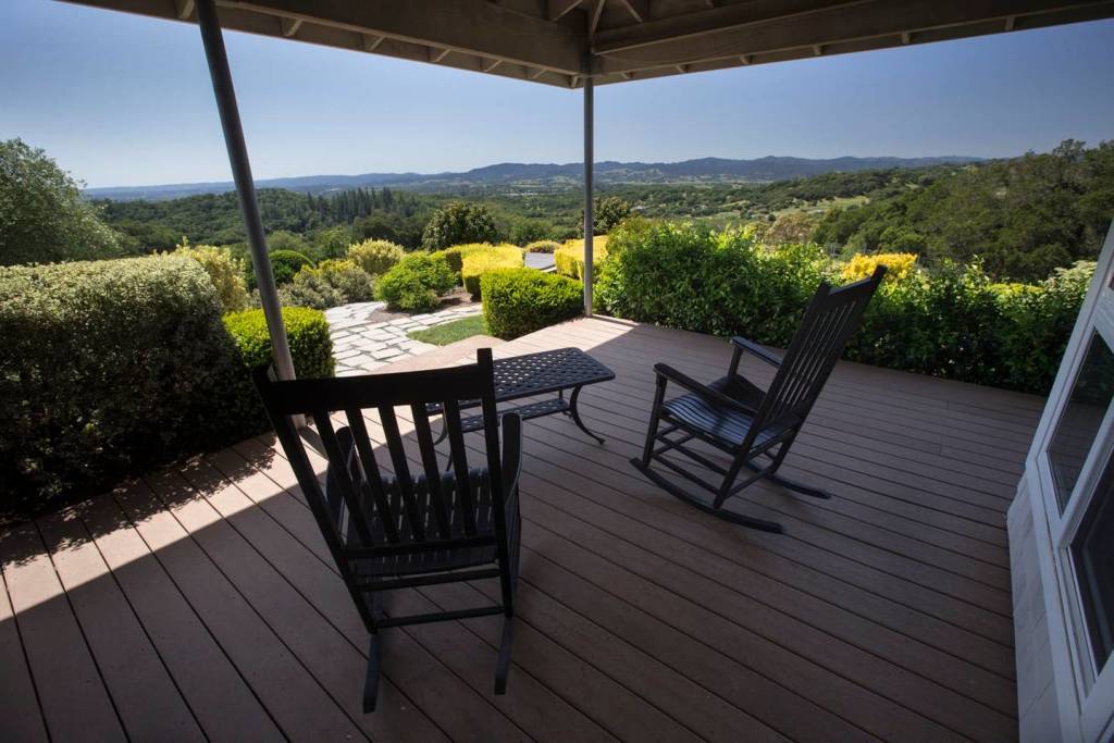 Calluna Vineyards Guest House - Relaxing place to read and enjoy a glass of wine.