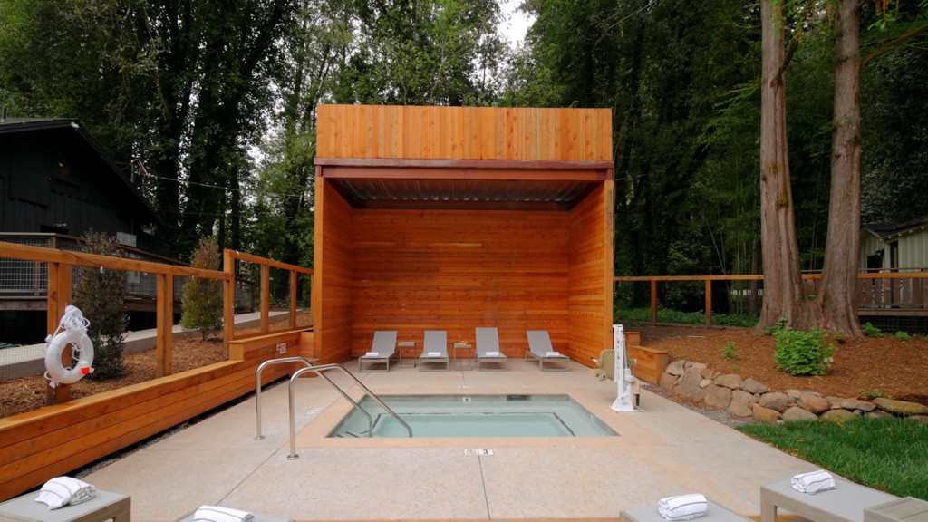 Boathouse Pool - Hot Tub