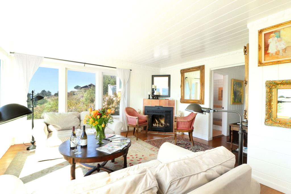 Living room with views and firedplace!